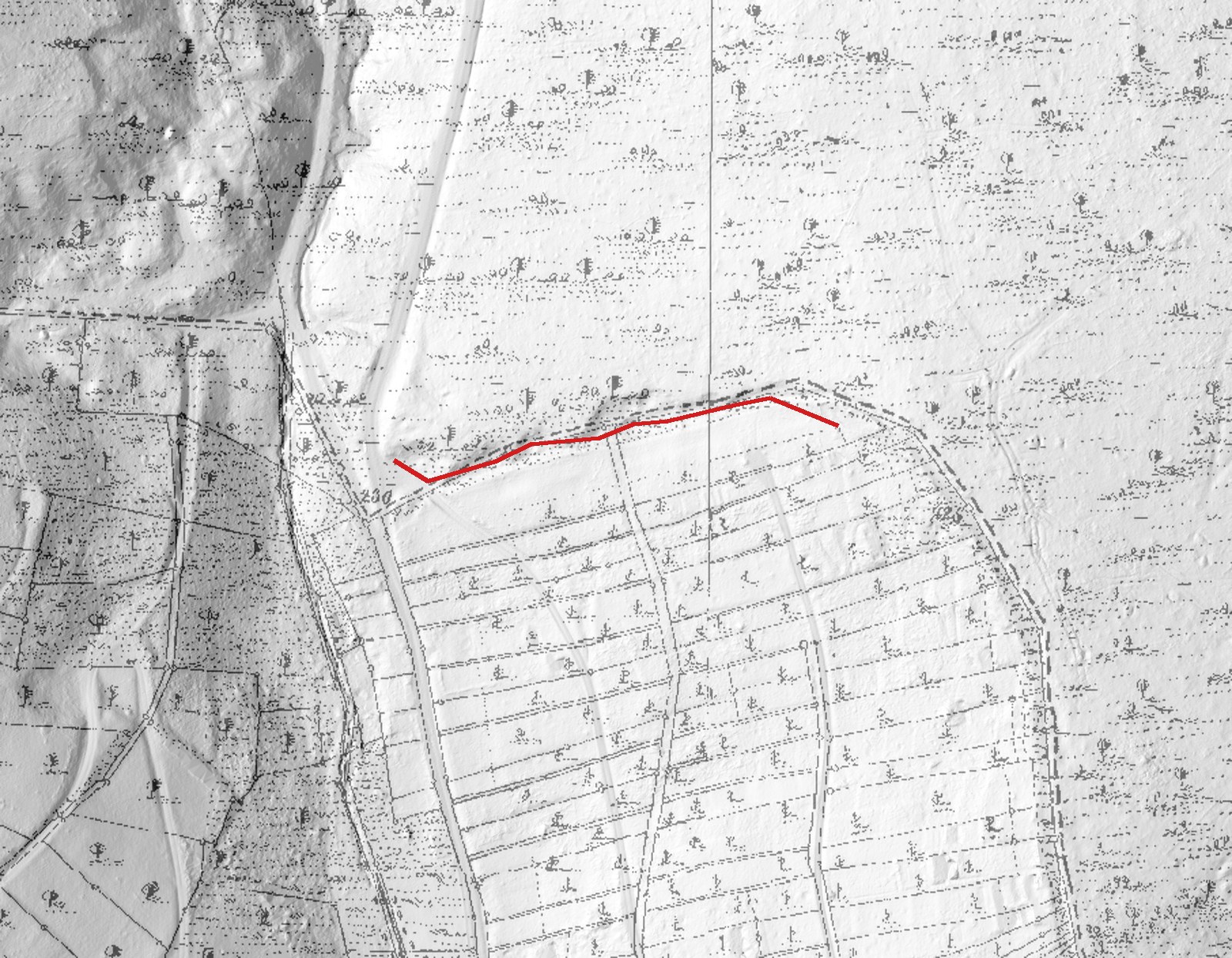 Flurkarte von 1832 halbdurchsichtig über der Schummerung, der Graben rot nachgezeichnet auf der Markungsgrenze am Rand der Weinbergstreifen