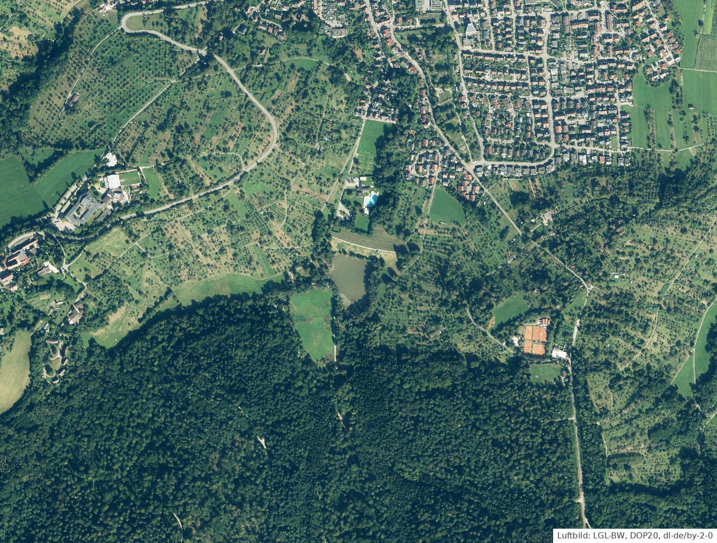 Luftbild heute: der Lehenbachstausee mit Dauerstau und Damm, der Ort ist bis an den Wald herangewachsen