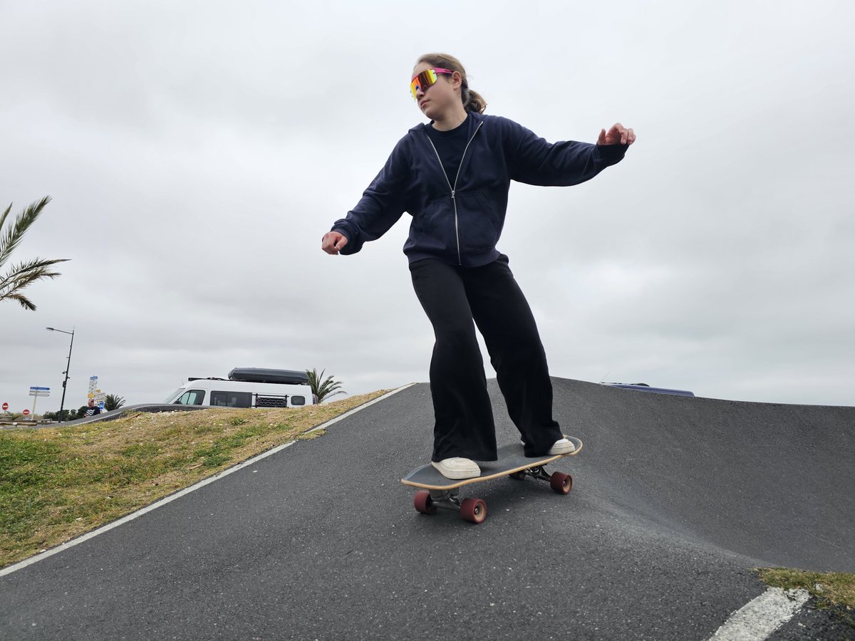 Pumpen wie auf der Welle: auf dem Surfskate im Pumptrack (Anna Haiss).