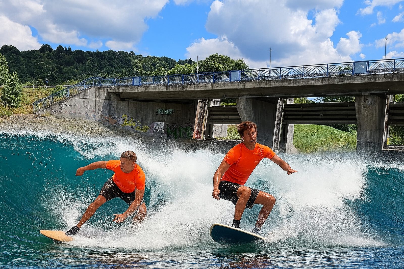 Visualisierung: zwei Surfer auf einer stehenden Welle unter der Brücke am Remswehr Winterbach