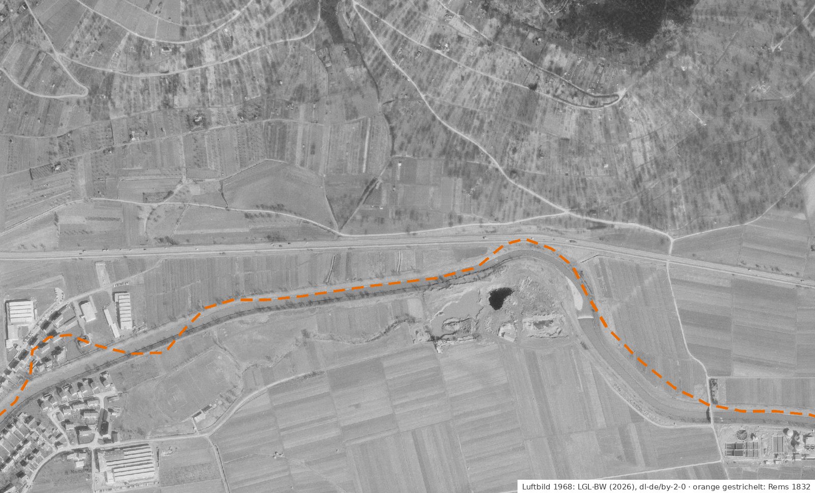 Luftbild 1968: die Rems als gerades Trapezprofil zwischen Winterbach und Remsknie, gestrichelt der Lauf von 1832