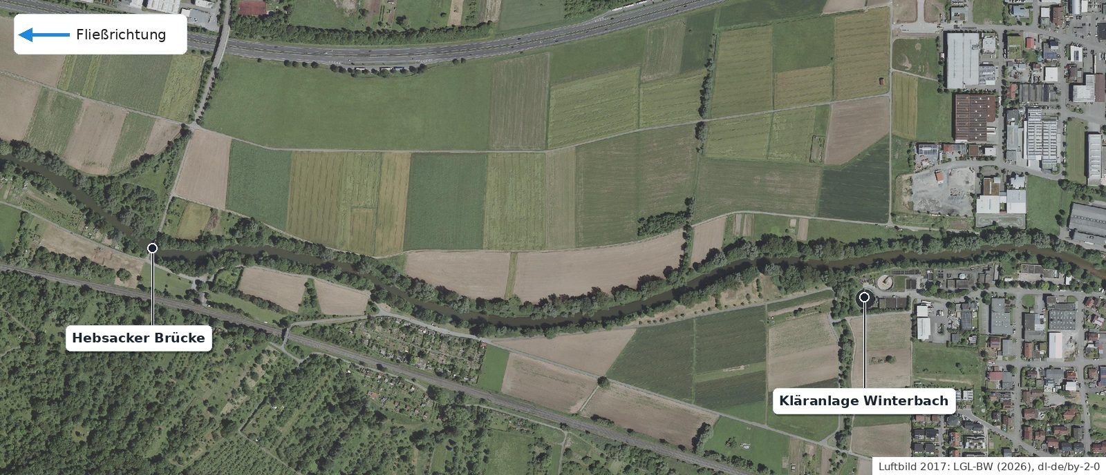 Luftbild 2017: die begradigte Rems mit befestigten Ufern zwischen Hebsacker Brücke und Kläranlage, ein Jahr vor dem Umbau